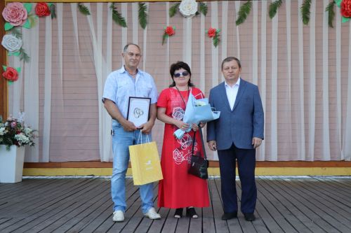 В сквере «Театральный» прошел праздник, посвященный Дню семьи, любви и верности