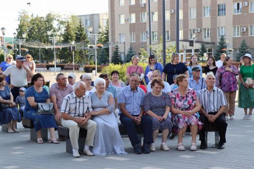 В сквере «Театральный» прошел праздник, посвященный Дню семьи, любви и верности