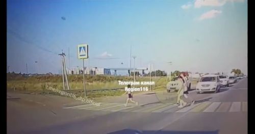 В Татарстане на пешеходном переходе лихач на автомобиле Nissan сбил 5-летнюю девочку