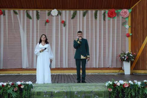 В сквере «Театральный» прошел праздник, посвященный Дню семьи, любви и верности
