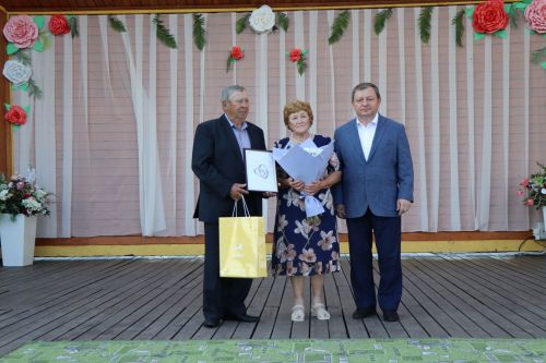 В сквере «Театральный» прошел праздник, посвященный Дню семьи, любви и верности