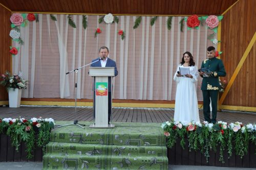 В сквере «Театральный» прошел праздник, посвященный Дню семьи, любви и верности