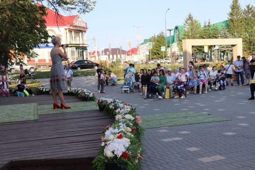 В сквере «Театральный» прошел праздник, посвященный Дню семьи, любви и верности