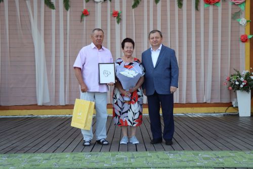 В сквере «Театральный» прошел праздник, посвященный Дню семьи, любви и верности