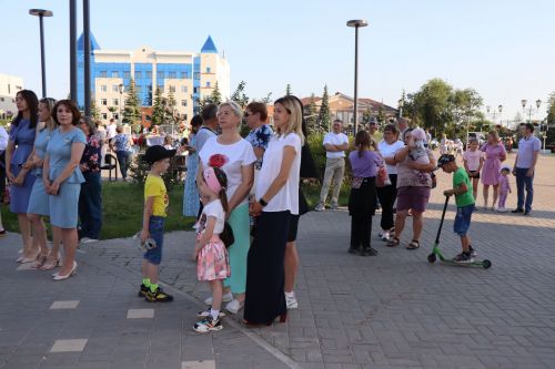 В сквере «Театральный» прошел праздник, посвященный Дню семьи, любви и верности