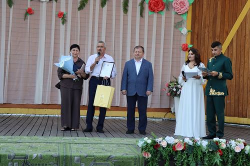 В сквере «Театральный» прошел праздник, посвященный Дню семьи, любви и верности