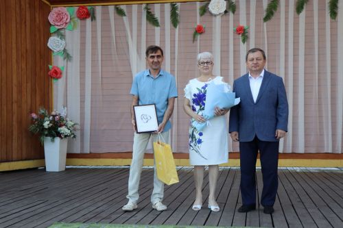 В сквере «Театральный» прошел праздник, посвященный Дню семьи, любви и верности