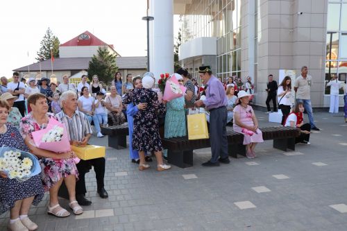 В сквере «Театральный» прошел праздник, посвященный Дню семьи, любви и верности