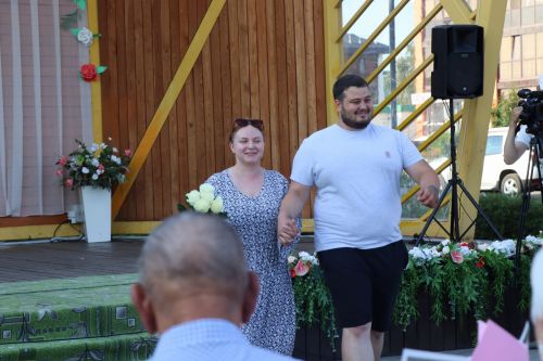 На празднике семьи любви и верности в Нурлате парень сделал предложение руки и сердца любимой девушке