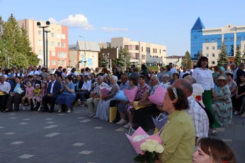 В сквере «Театральный» прошел праздник, посвященный Дню семьи, любви и верности