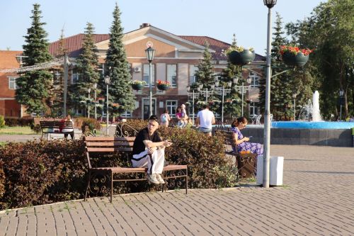 В сквере «Театральный» прошел праздник, посвященный Дню семьи, любви и верности