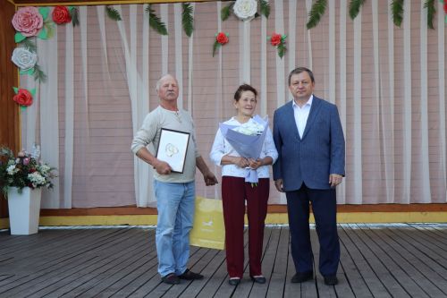 В сквере «Театральный» прошел праздник, посвященный Дню семьи, любви и верности