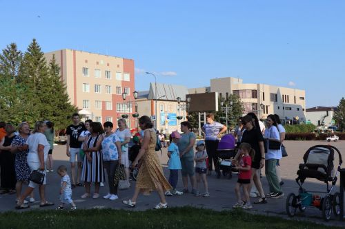 В сквере «Театральный» прошел праздник, посвященный Дню семьи, любви и верности