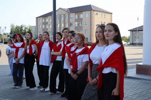 В сквере «Театральный» прошел праздник, посвященный Дню семьи, любви и верности