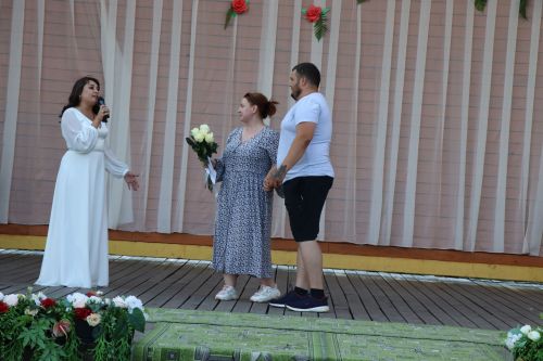 На празднике семьи любви и верности в Нурлате парень сделал предложение руки и сердца любимой девушке