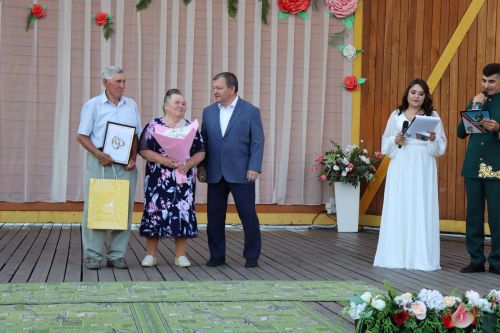 В сквере «Театральный» прошел праздник, посвященный Дню семьи, любви и верности