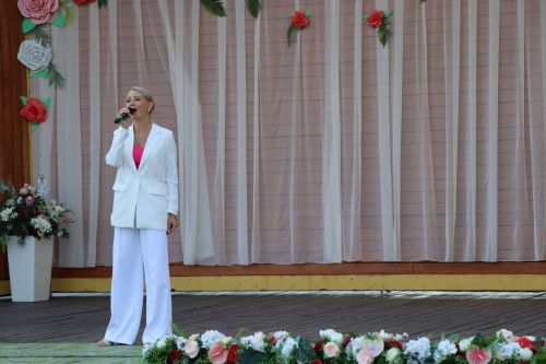 В сквере «Театральный» прошел праздник, посвященный Дню семьи, любви и верности