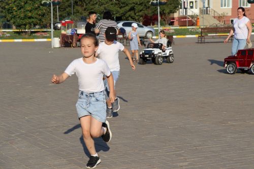 В сквере «Театральный» прошел праздник, посвященный Дню семьи, любви и верности