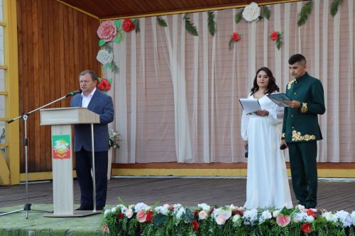 В сквере «Театральный» прошел праздник, посвященный Дню семьи, любви и верности