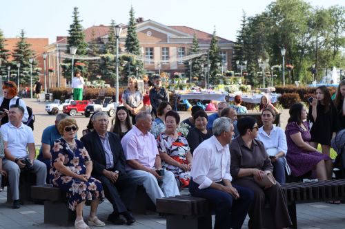 В сквере «Театральный» прошел праздник, посвященный Дню семьи, любви и верности