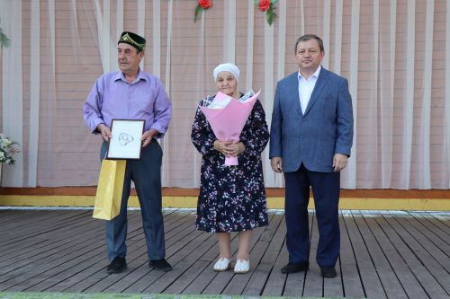 В сквере «Театральный» прошел праздник, посвященный Дню семьи, любви и верности