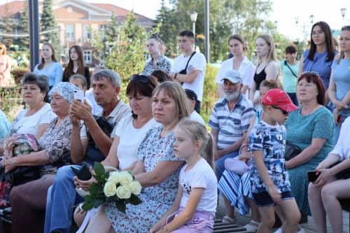 В сквере «Театральный» прошел праздник, посвященный Дню семьи, любви и верности
