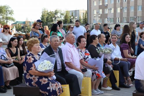В сквере «Театральный» прошел праздник, посвященный Дню семьи, любви и верности