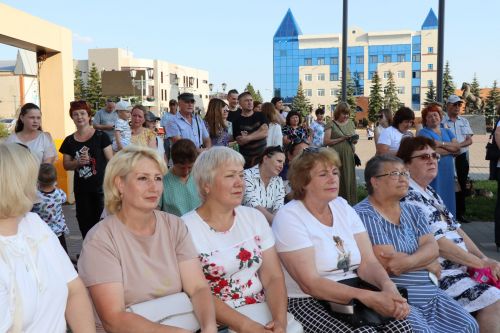 В сквере «Театральный» прошел праздник, посвященный Дню семьи, любви и верности