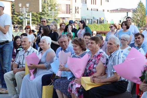 В сквере «Театральный» прошел праздник, посвященный Дню семьи, любви и верности