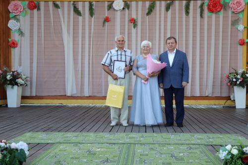 В сквере «Театральный» прошел праздник, посвященный Дню семьи, любви и верности