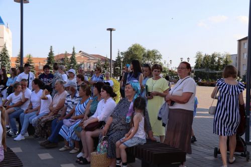 В сквере «Театральный» прошел праздник, посвященный Дню семьи, любви и верности