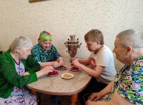 В Нурлатском доме-интернате для престарелых наступило время сбора ягод