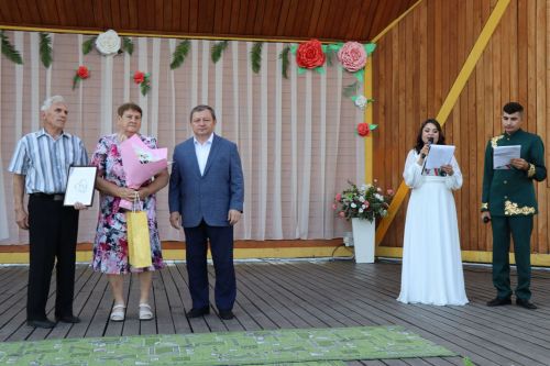 В сквере «Театральный» прошел праздник, посвященный Дню семьи, любви и верности