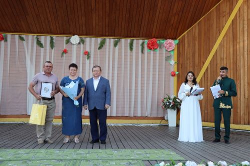 В сквере «Театральный» прошел праздник, посвященный Дню семьи, любви и верности