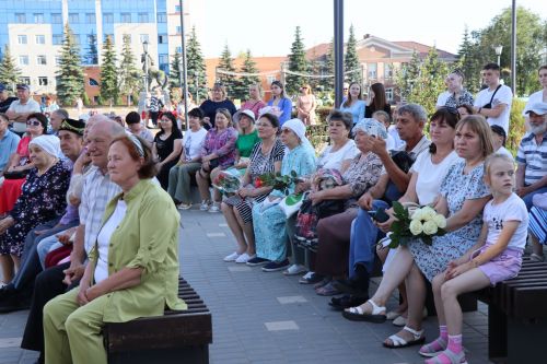 В сквере «Театральный» прошел праздник, посвященный Дню семьи, любви и верности