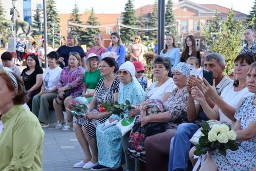 В сквере «Театральный» прошел праздник, посвященный Дню семьи, любви и верности