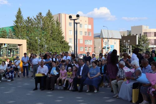 В сквере «Театральный» прошел праздник, посвященный Дню семьи, любви и верности