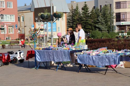 В сквере «Театральный» прошел праздник, посвященный Дню семьи, любви и верности