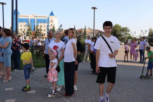 В сквере «Театральный» прошел праздник, посвященный Дню семьи, любви и верности