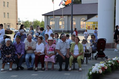 В сквере «Театральный» прошел праздник, посвященный Дню семьи, любви и верности