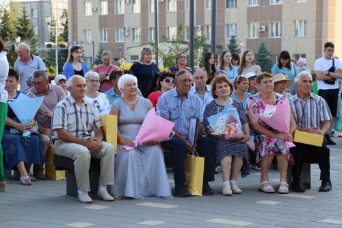 В сквере «Театральный» прошел праздник, посвященный Дню семьи, любви и верности
