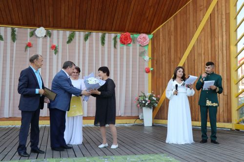В сквере «Театральный» прошел праздник, посвященный Дню семьи, любви и верности