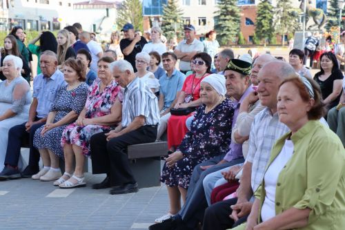 В сквере «Театральный» прошел праздник, посвященный Дню семьи, любви и верности