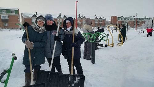 Трудовой десант нурлатской спортшколы вышел на уборку снега