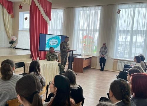 Учащиеся Нурлатской школы №3 встретились с бойцом спецоперации