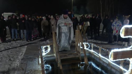 На пруду близ села Мамыково верующие окунулись в освященную купель