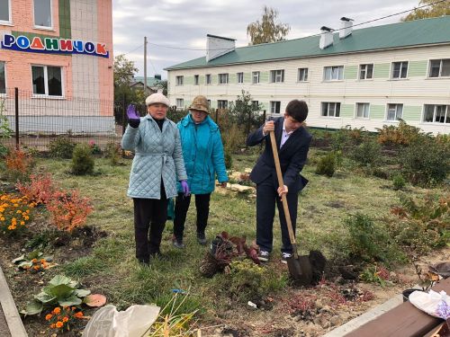 В Нурлате продолжается благоустройство Сквера Учителей