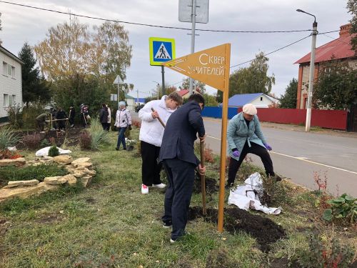 В Нурлате продолжается благоустройство Сквера Учителей