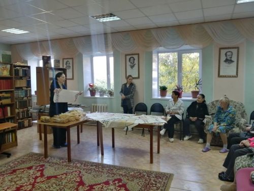 Жители Нурлатского дома-интерната познакомились с историей лаптей