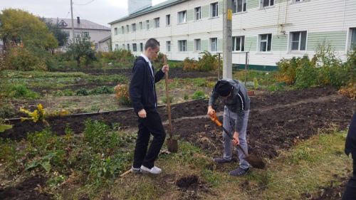 В Нурлате продолжается благоустройство Сквера Учителей